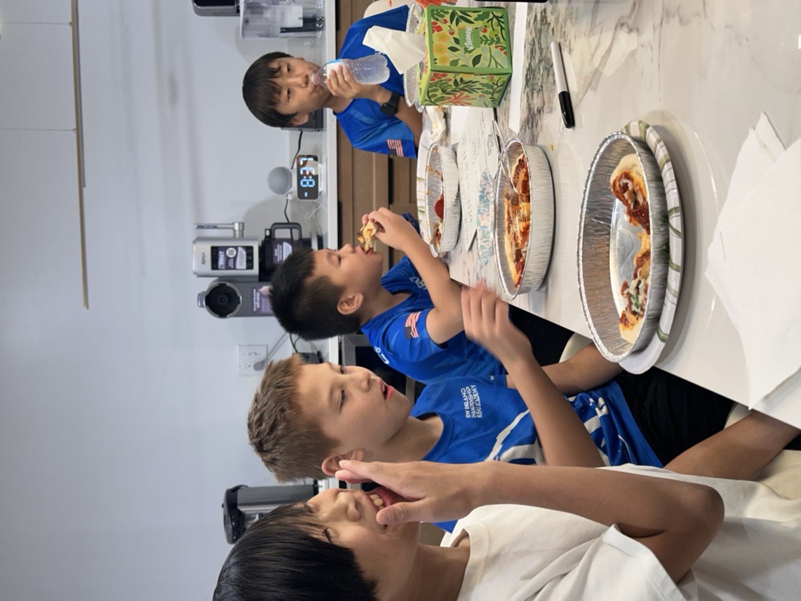 Students share lunch during a Wushu Week